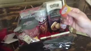 Check Out the Contents of this Las Vegas Gift Basket from iheartbaskets.com