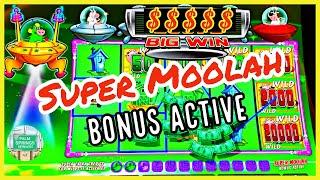 SUPER Moolah Brings BIG MONEY on the COWS! Invaders Attack From the Planet Moolah